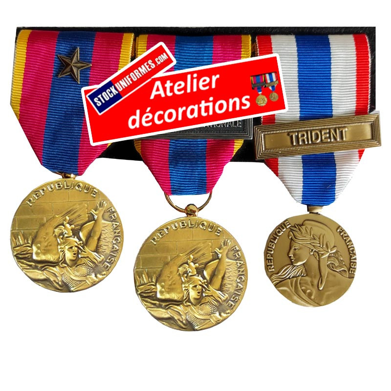 MONTAGE MEDAILLES ORDONNANCE COUSUES SUR DRAP NOIR MONTAGE MEDAILLES ORDONNANCE COUSUES SUR DRAP NOIR